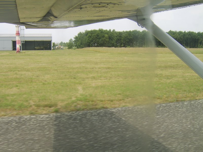 030 Hangar=vliegtuiggarage.JPG