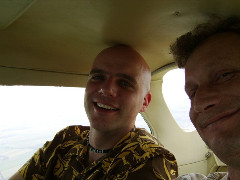 040 Met de kop tegen het dak.JPG